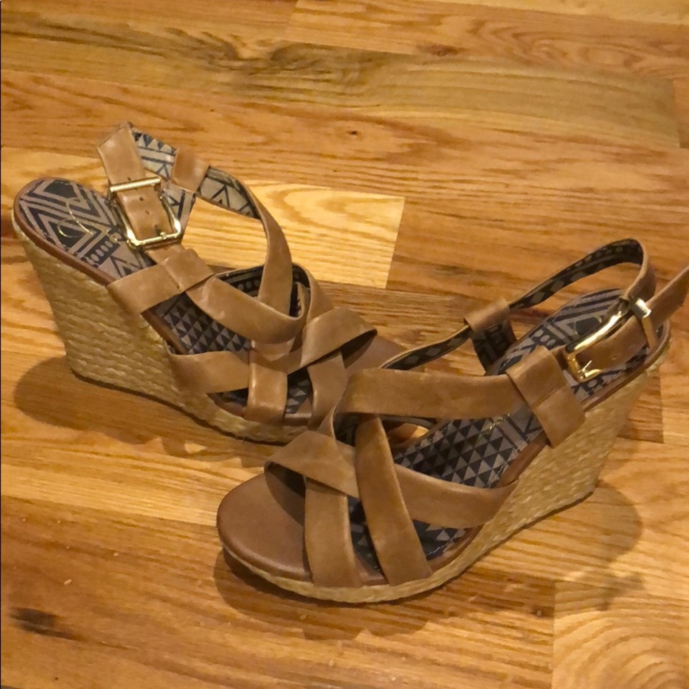 Brown wedge
